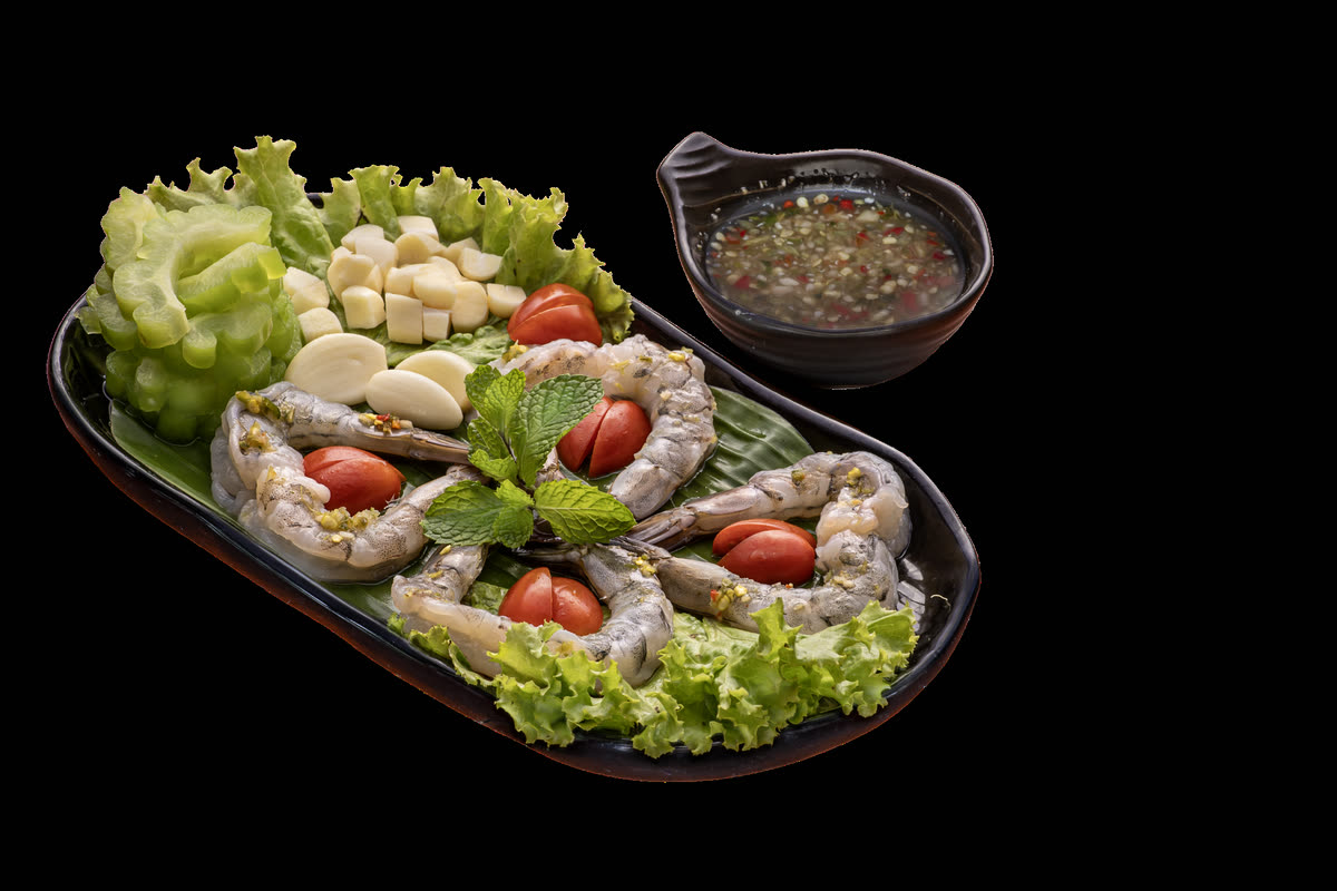 Raw Shrimps with Chilli Sauce and Condiments